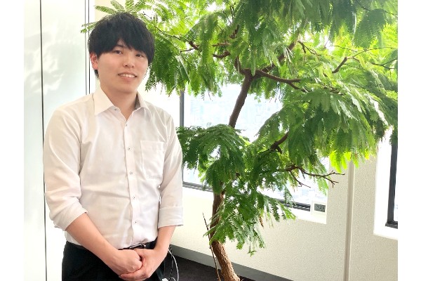 若いころは芸人志望だったそう。全くの別業種に出会い、やりがいを見つけて奮闘中です。