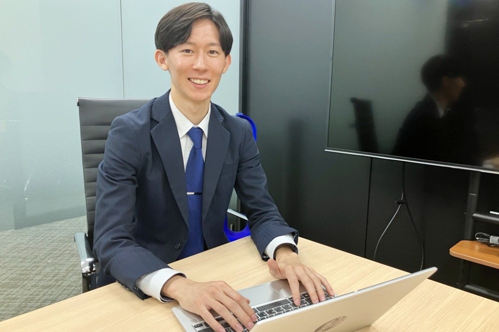 赤坂オフィスはお店も多いので、先輩や同僚と一緒にランチを楽しみながら、色々話すことも多いんです。/Gさん
