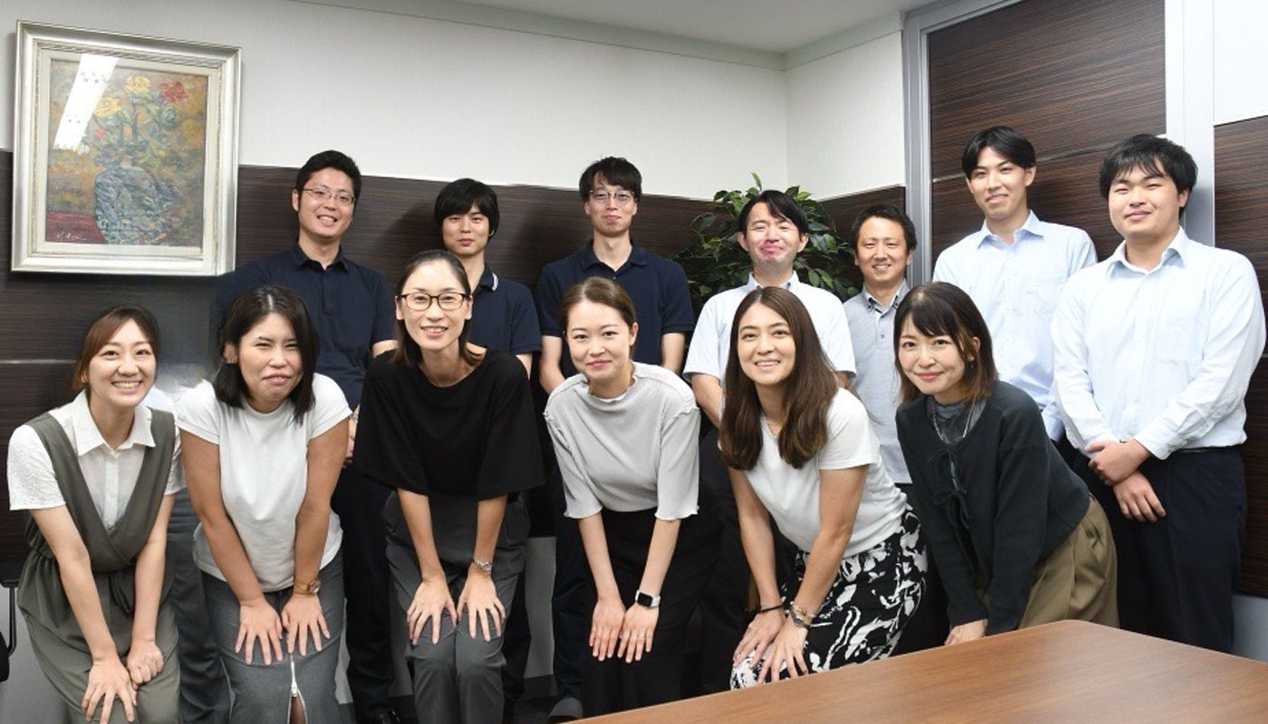 男女比は50:50。若手からベテランまでバランスの取れた職場です。