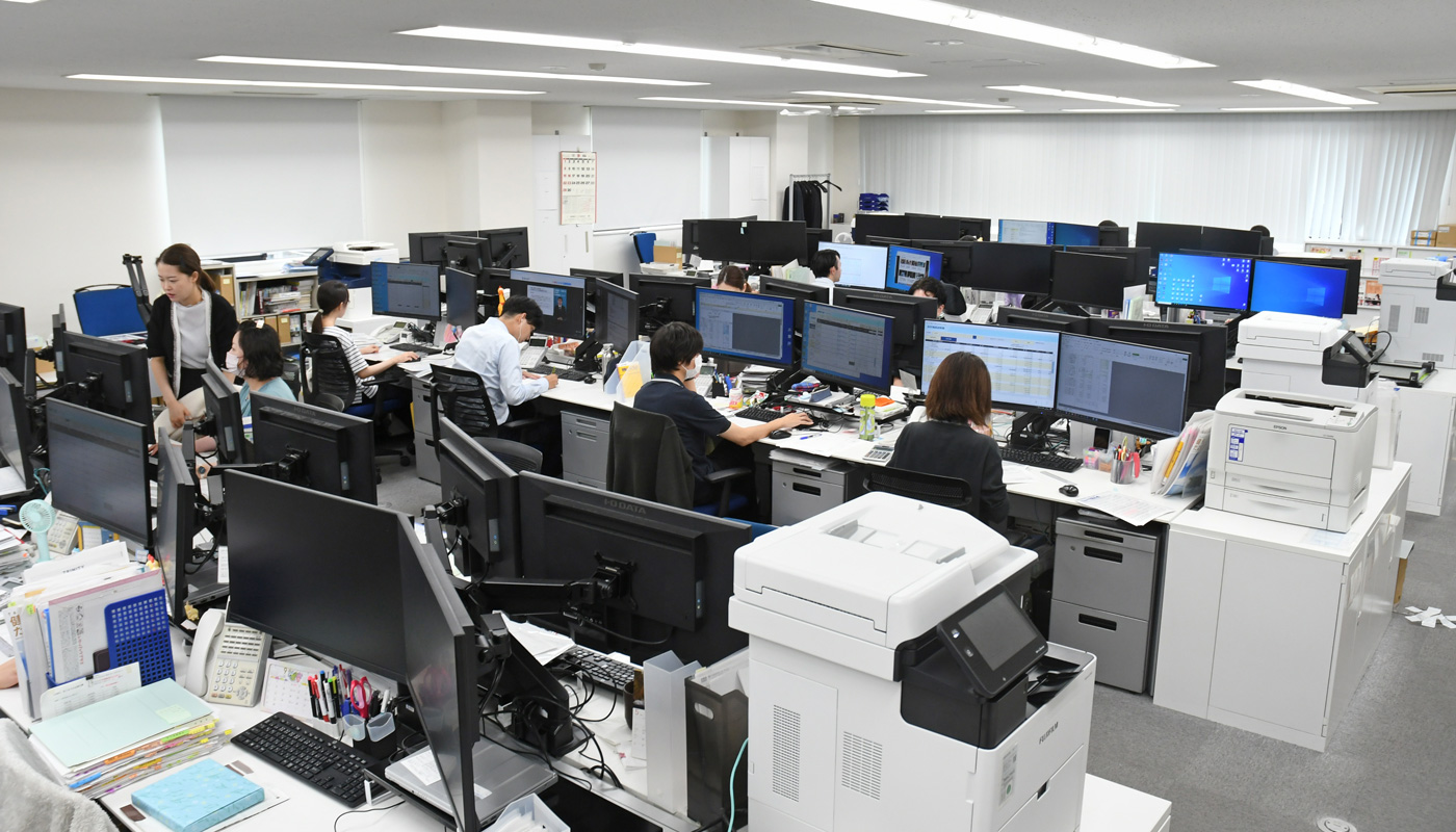 一人当たりのスペースも広めに設定しており、仕事に集中しやすい職場づくりが進められています。