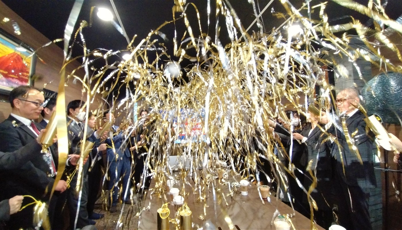 賞与授与式は皆の物心両面の幸福の追求の日として表彰式もあり、感動して涙を流すスタッフも出る等、盛大なお祭りイベントです。