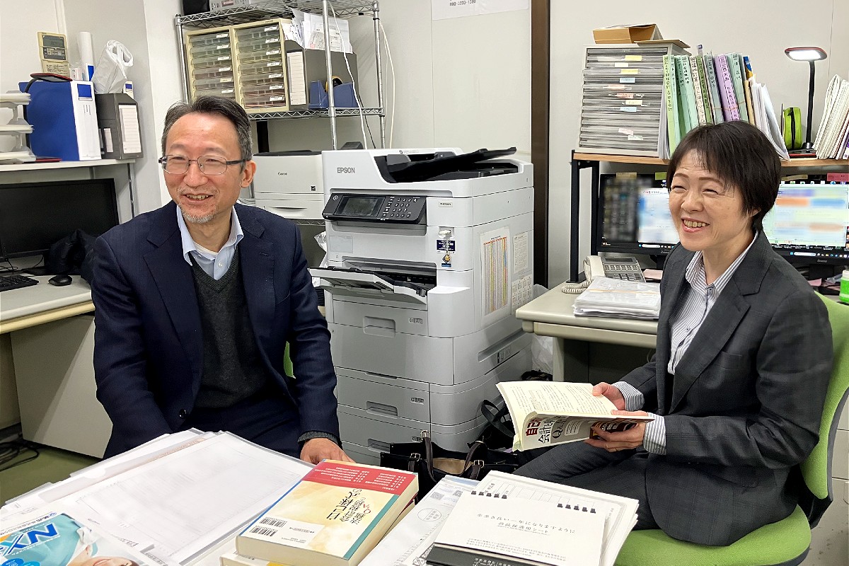 女性代表として、オフィスを細やかに見守る田中代表(写真右)。鷲崎税理士(写真左)と共に、あなたの成長を支えます。