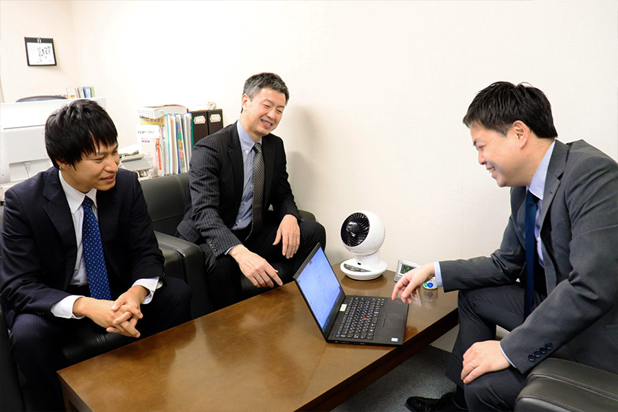 皆でサポートするので、経験が浅い方もご安心ください。【写真左:大井さん/真ん中:松岡代表/右:中村さん】