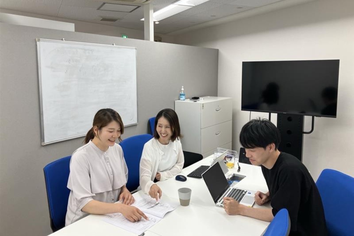 頼りになる先輩が、すぐ隣に!広く深い知見やスキルで、あなたのスタートダッシュをサポートしますよ!