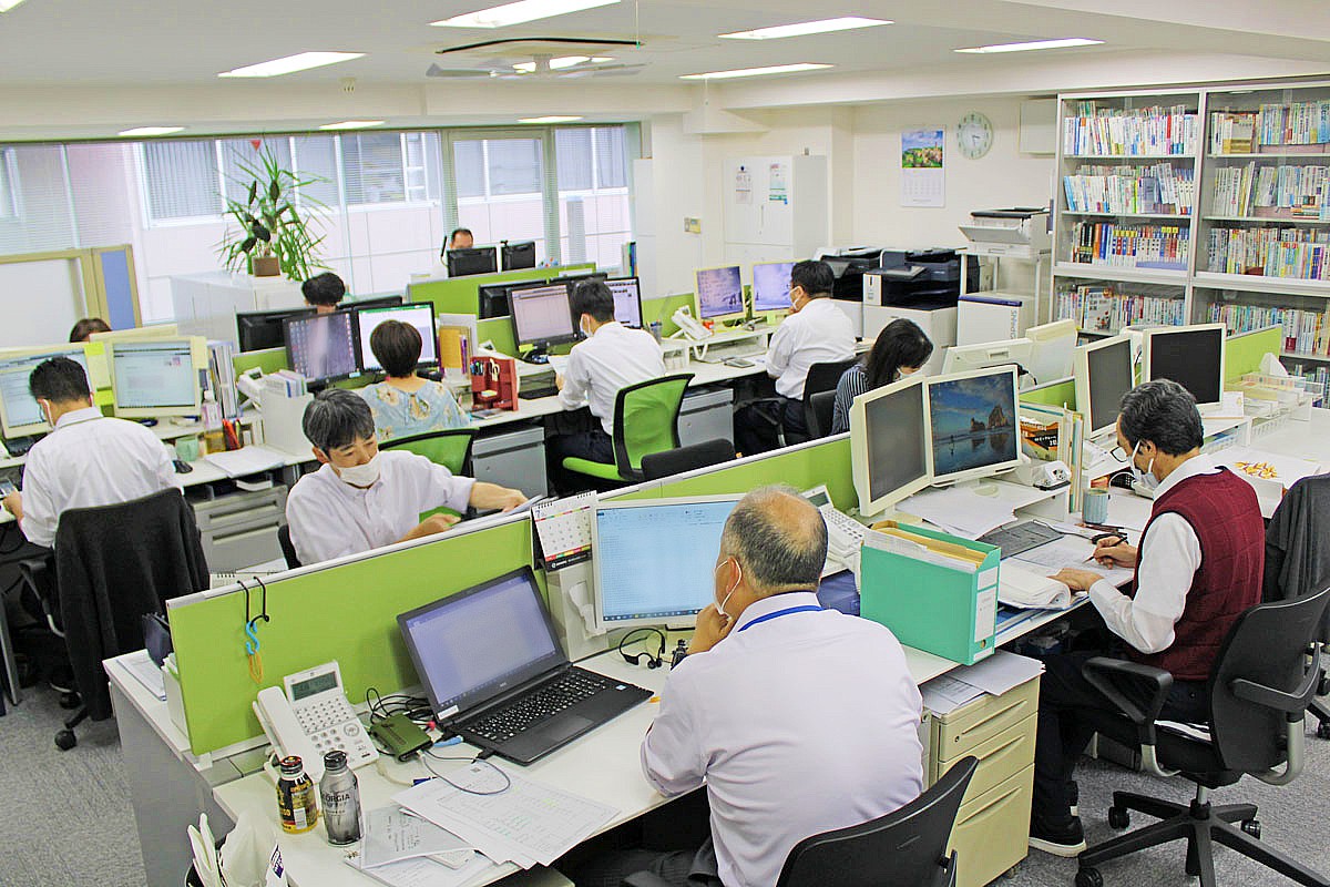 毎月1回、社内全員で勉強会を実施しています。一緒に刺激し合い、励まし合いながら取り組んでいけるといいですね。